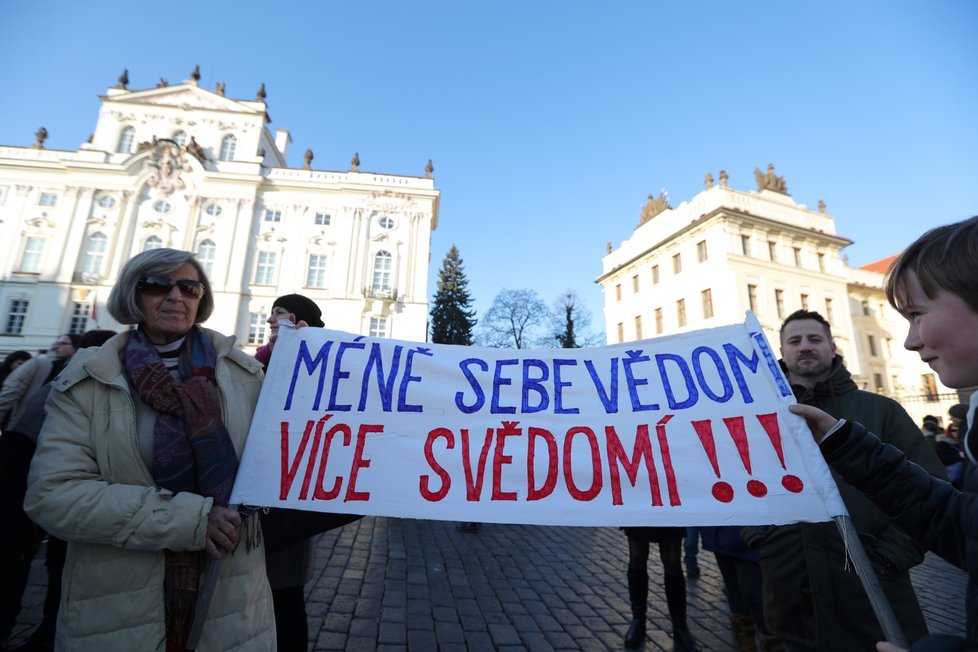 Protesty k výročí 17. listopadu 1989 na Hradčanském náměstí v Praze (17.11.2018)