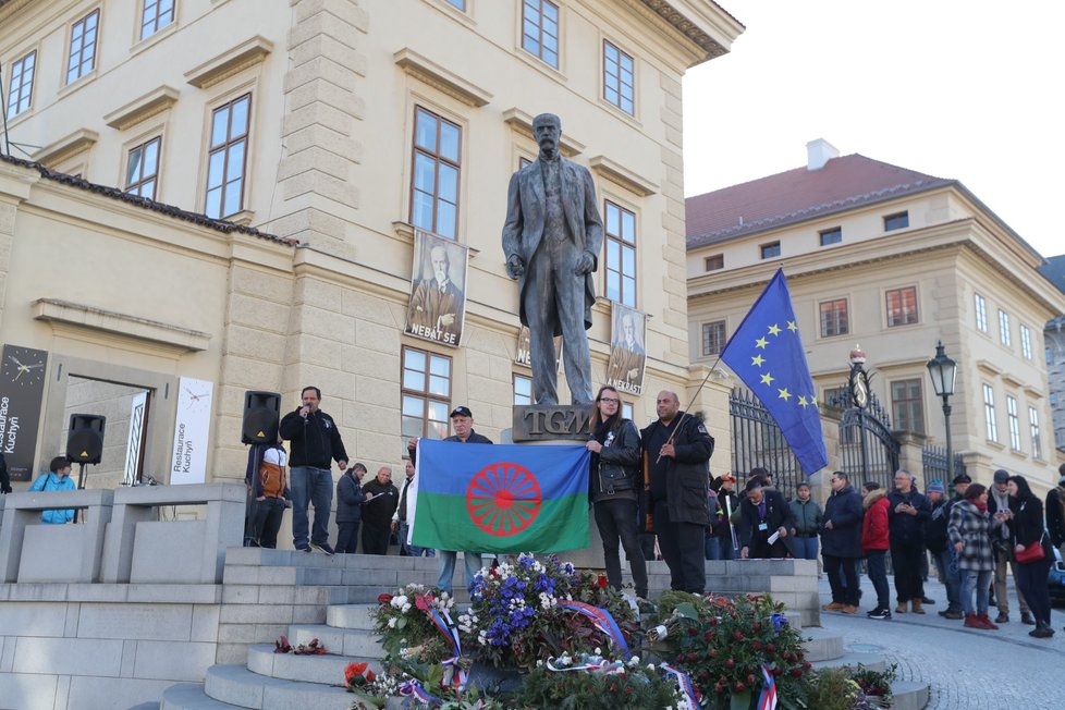 Protesty k výročí 17. listopadu 1989 na Hradčanském náměstí v Praze (17.11.2018)