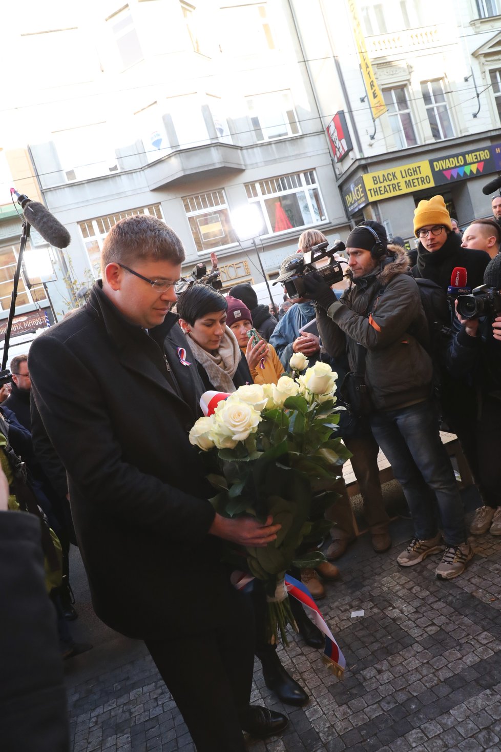 Předseda a místopředsedkyně TOP 09 Jiří Pospíšil a Markéta Pekarová Adamová na Národní třídě (17. listopad 2018)