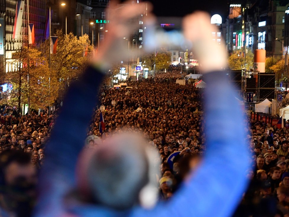 Koncert pro budoucnost na Václavském náměstí v Praze u příležitosti 30. výročí sametové revoluce