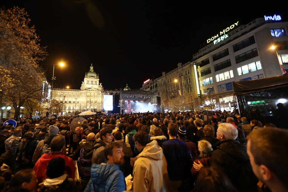 Koncert pro budoucnost na Václavském náměstí v Praze u příležitosti 30. výročí sametové revoluce.