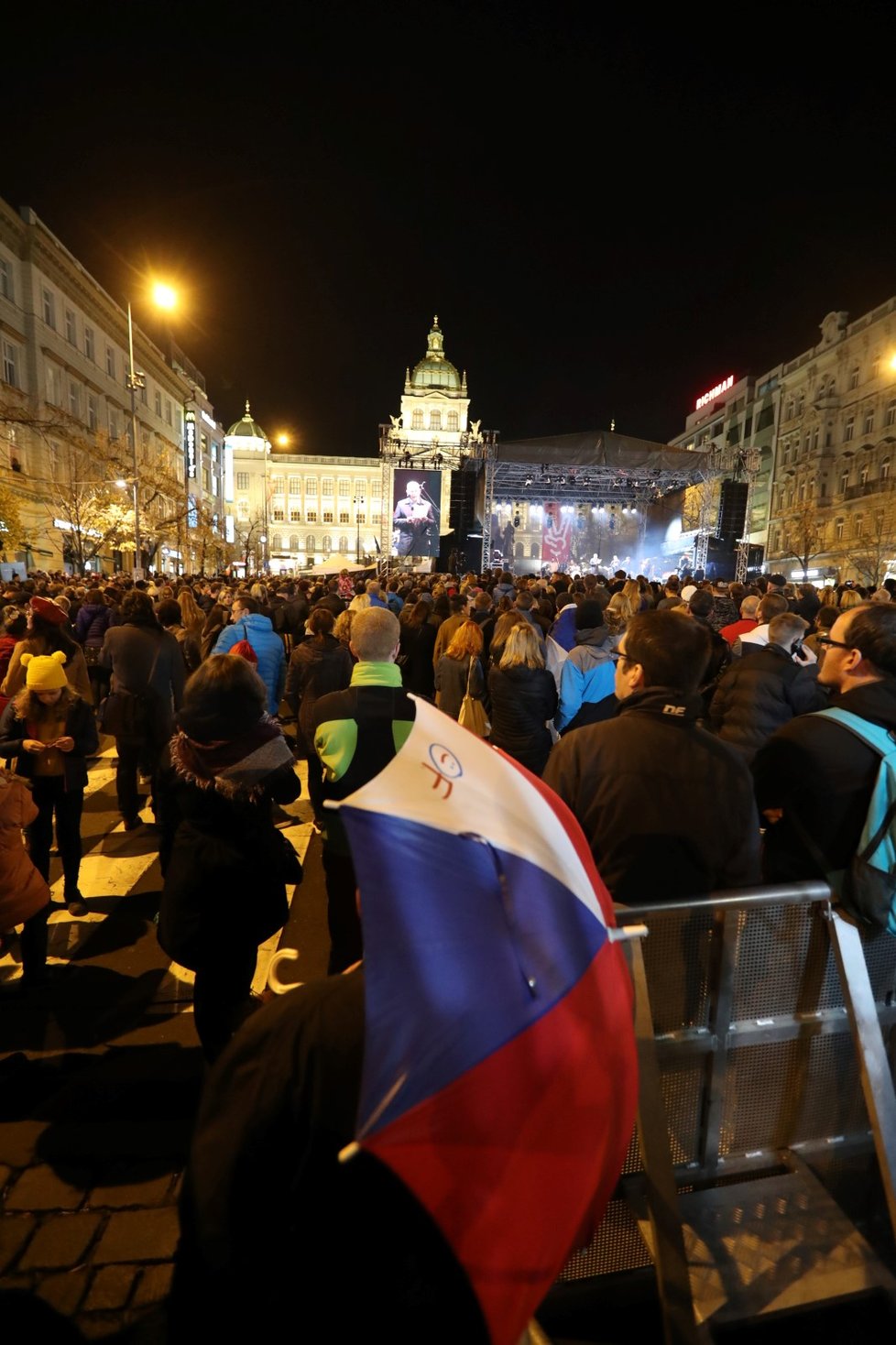 Koncert pro budoucnost na Václavském náměstí v Praze u příležitosti 30. výročí sametové revoluce.