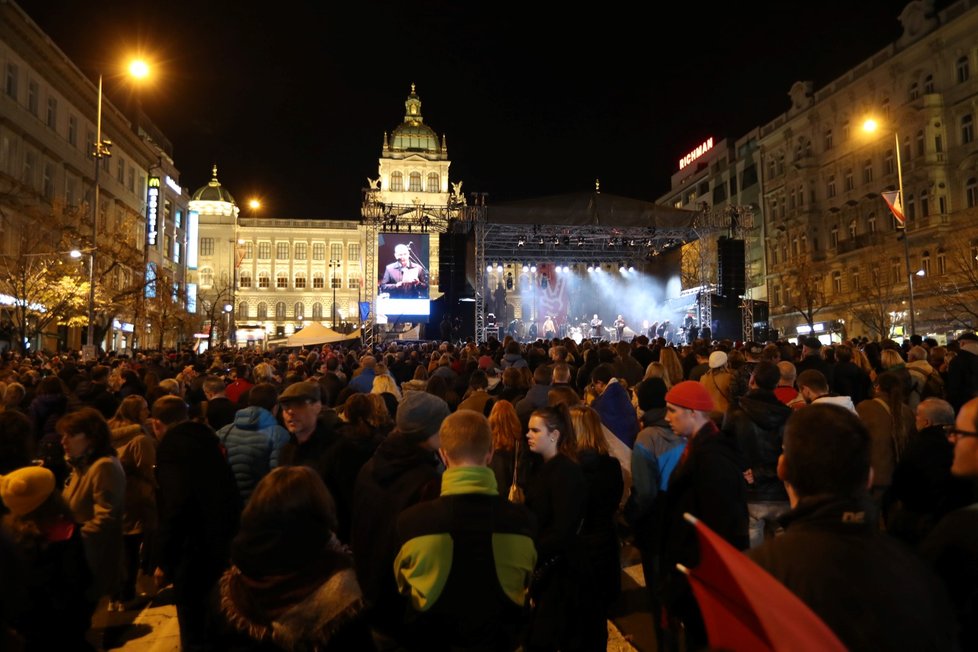 Koncert pro budoucnost na Václavském náměstí v Praze u příležitosti 30. výročí sametové revoluce