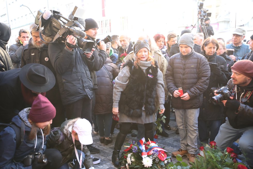 Herečka Bára Štěpánová na Národní třídě k oslavám 17. listopadu