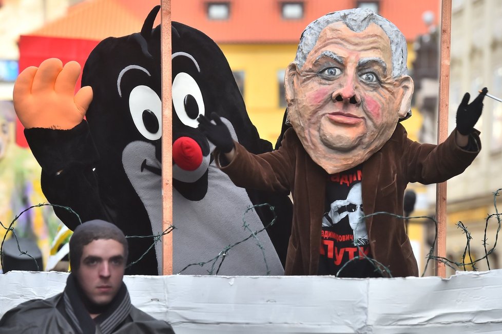 Sametové posvícení: Satirický karnevalový průvod v centru Prahy (17. listopadu 2015)