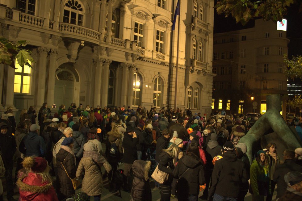 Cestou se lidé zastavovali a vzpomínali na perzekuci totalitních režimů.