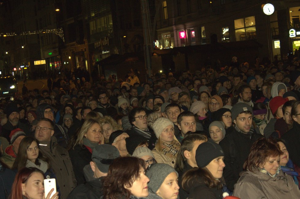 Sedmnáctý listopad v Brně ve znamení nesouhlasu s politickou situací: Hraje se o demokracii, řekl Milan Uhde.