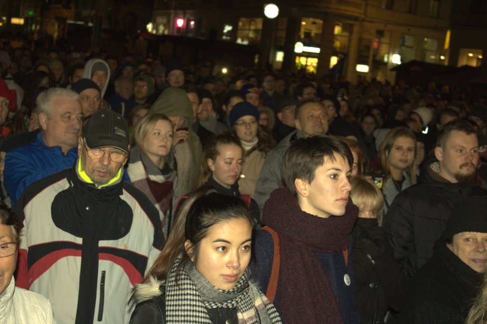 Sedmnáctý listopad v Brně ve znamení nesouhlasu s politickou situací: Hraje se o demokracii řekl Milan Uhde