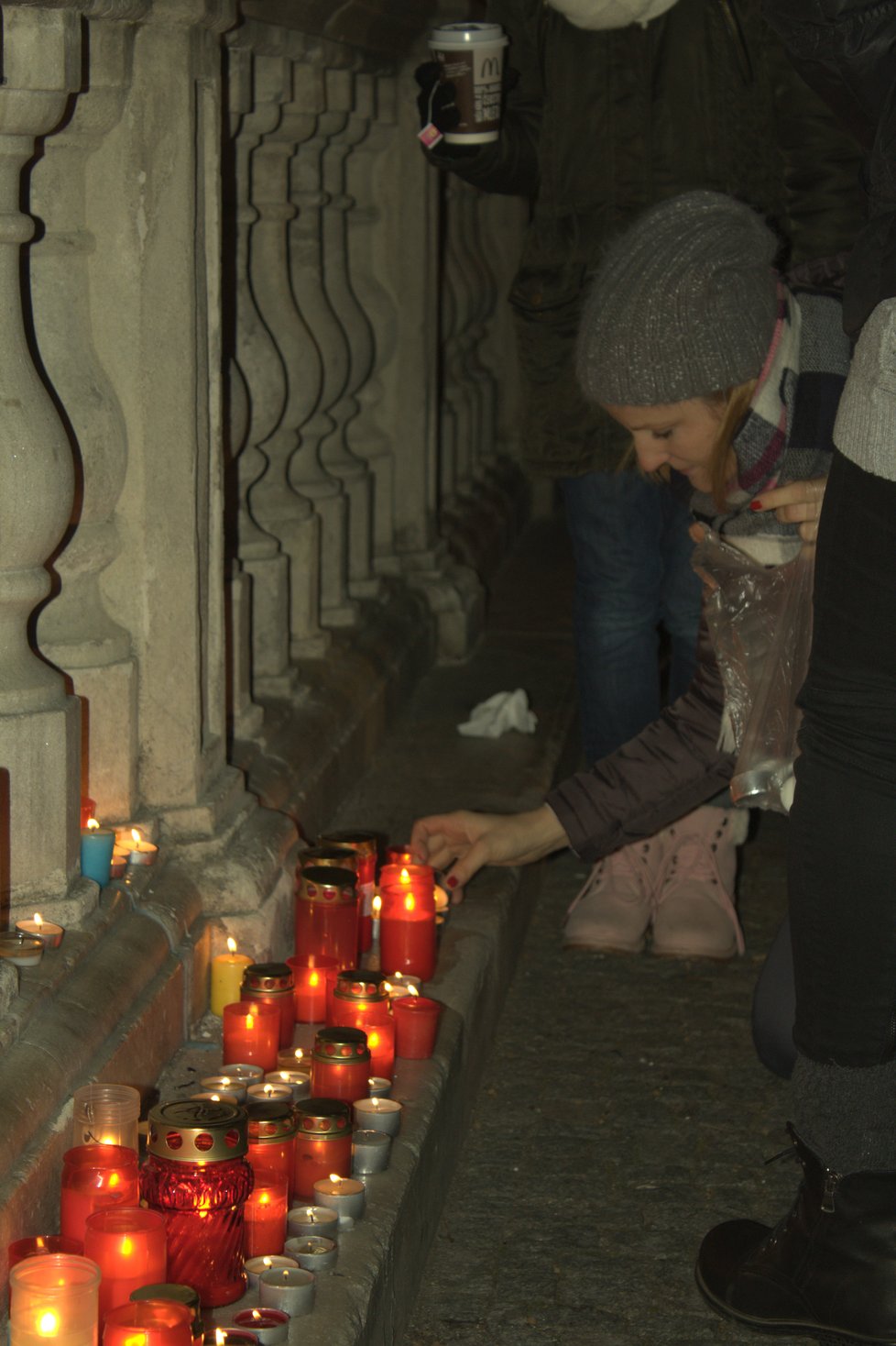 Zapalovaly se svíčky za oběti nacistického a komunistického režimu.