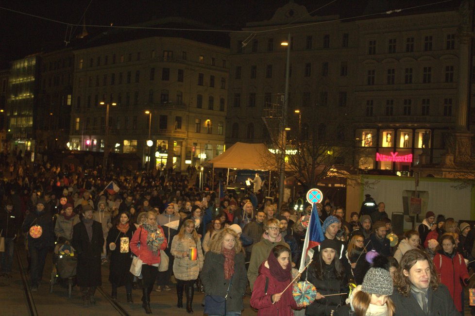 Lampionový průvod vedl z náměstí Svobody až na Kraví horu.