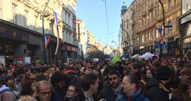 30 let po sametu: Vzpomínky, zvony i projekce. Velkolepý Festival svobody zaplní centrum Prahy