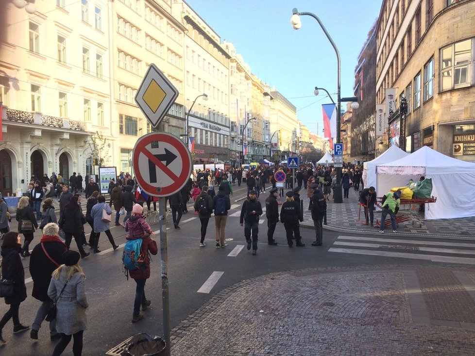 Korzo Národní: Takhle to také vypadalo 17. listopadu 2018 na Národní třídě.