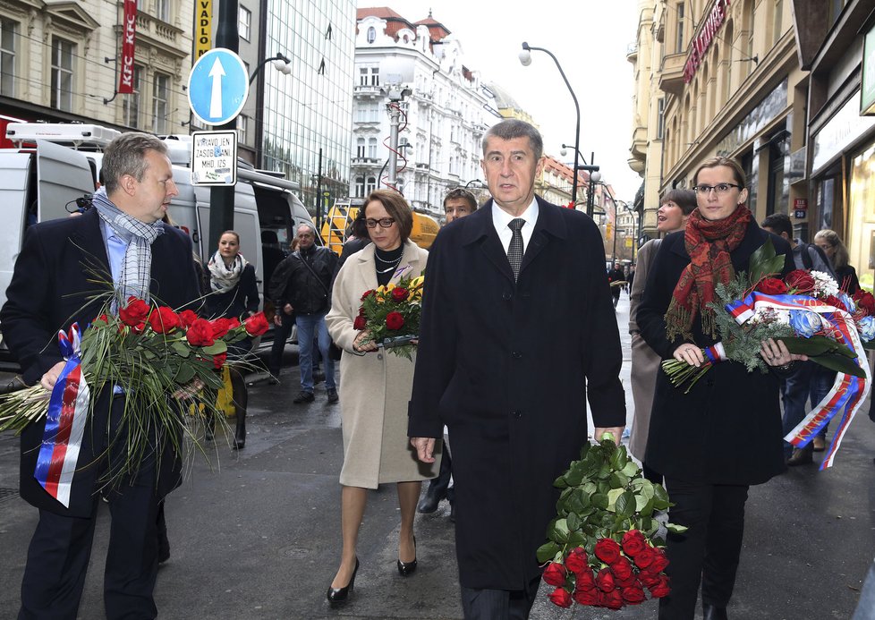 17. listopad 2015 a ministři ANO na Národní třídě: Andrej Babiš následovaný primátorkou Krnáčovou a šéfkou resortu místního rozvoje Karlou Šlechtovou