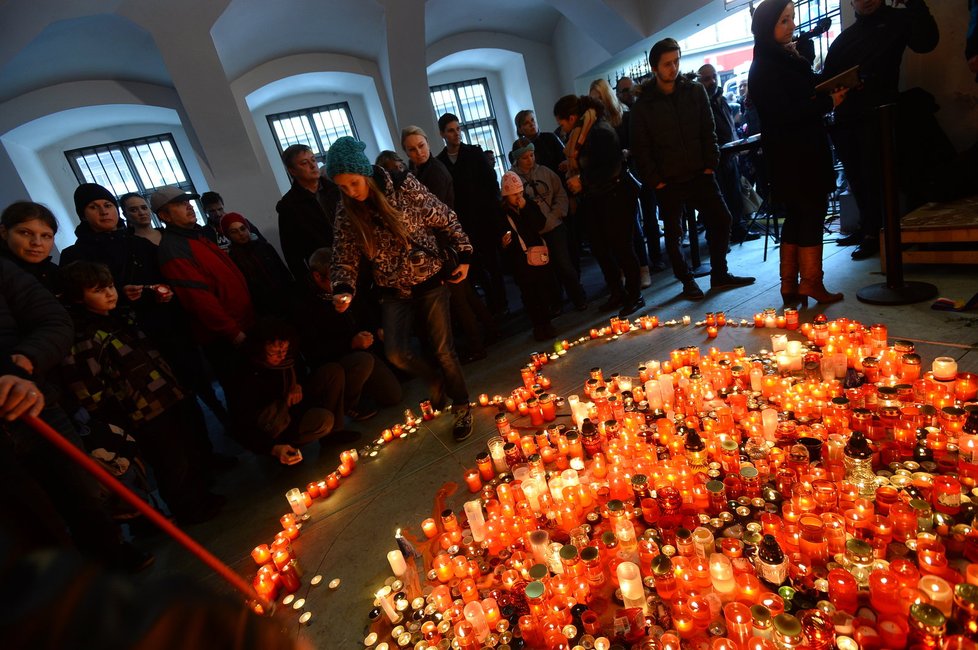 17. listopad 2015: Svíčky u památníku v podloubí na Národní třídě