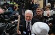 Exprezident Václav Klaus na Národní třídě s rouškou pod bradou (17.11.2020) Exprezident Václav Klaus na Národní třídě s rouškou pod bradou (17.11.2020)
