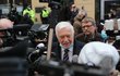 Exprezident Václav Klaus na Národní třídě s rouškou pod bradou (17.11.2020) Exprezident Václav Klaus na Národní třídě s rouškou pod bradou (17.11.2020)