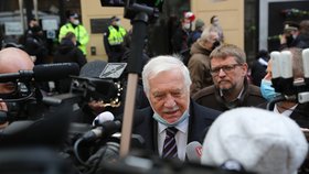 Exprezident Václav Klaus na Národní třídě s rouškou pod bradou (17. 11. 2020)