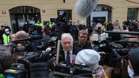 Exprezident Václav Klaus na Národní třídě s rouškou pod bradou (17.11.2020)