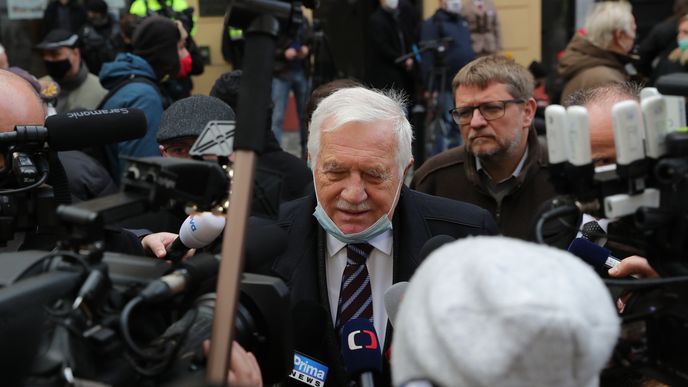 Exprezident Václav Klaus na Národní třídě s rouškou pod bradou (17.11.2020)