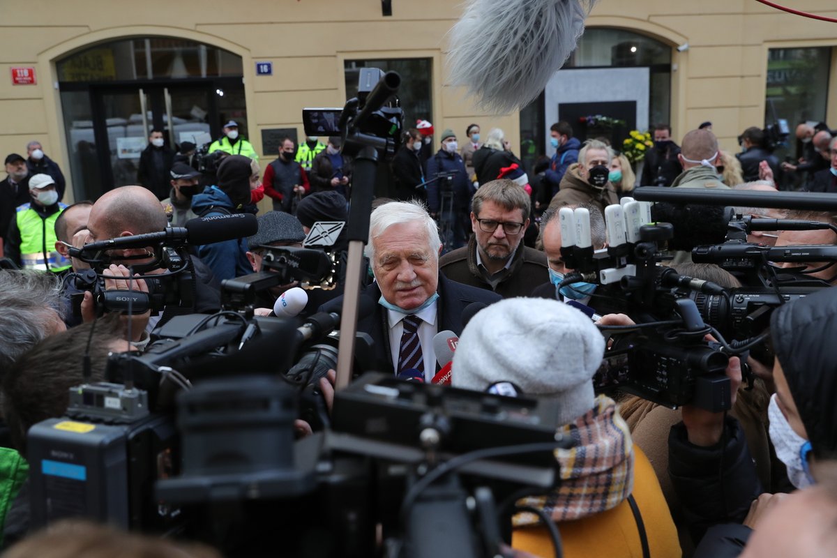 Exprezident Václav Klaus na Národní třídě s rouškou pod bradou (17.11.2020)