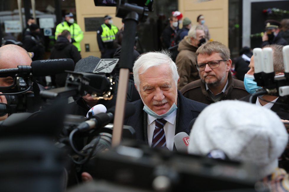 Exprezident Václav Klaus na Národní třídě s rouškou pod bradou (17.11.2020)
