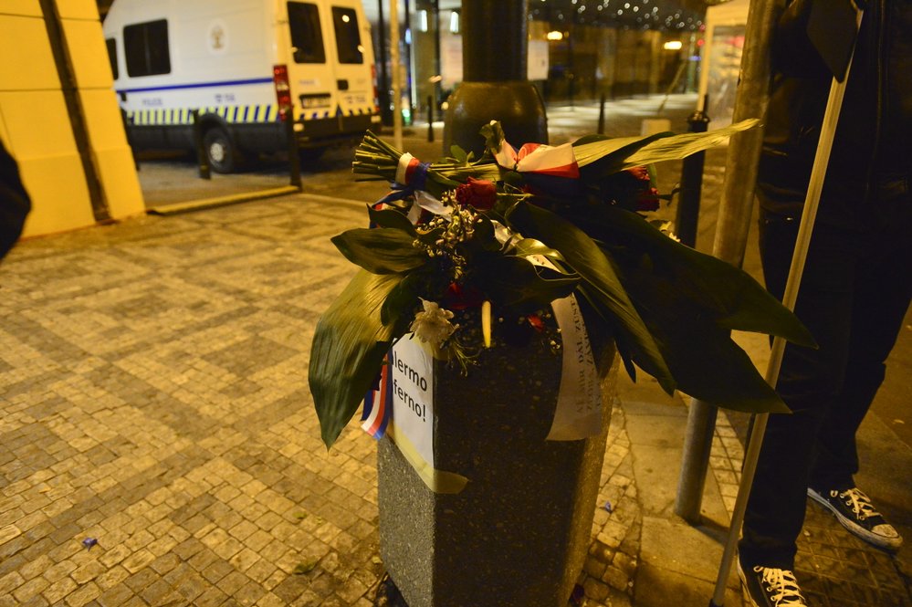 Babišova květina, kterou položil 17. listopadu 2018 na Národní třídu skončila v koši. Dali jí tam demonstranti