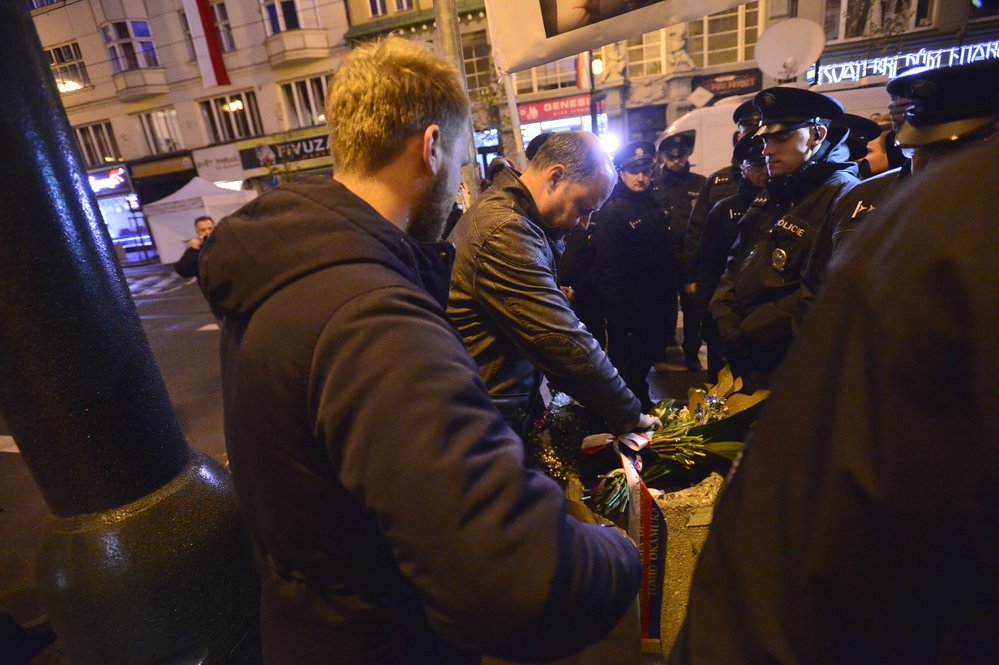 Policie odnáší květinu Andreje Babiše z koše
