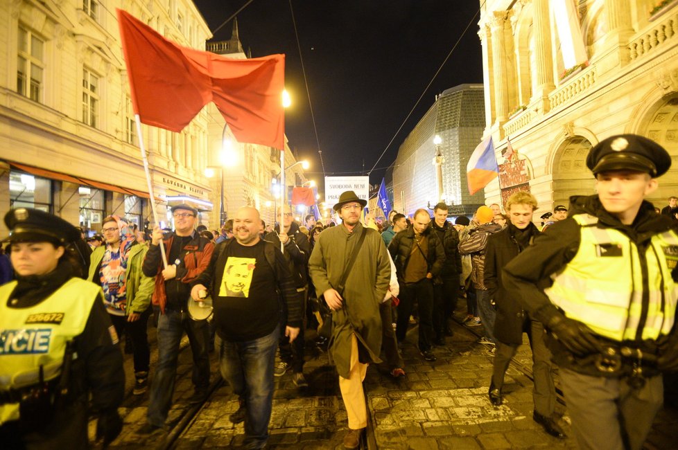 17. listopad 2015: Pochod na Hrad. A v čele rudé trenky