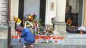 U hrobu exprezidenta Václava Havla také hořely svíčky.