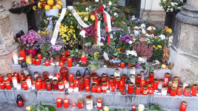 Hrob Václava Havla v sobotu, v den výročí revoluce.