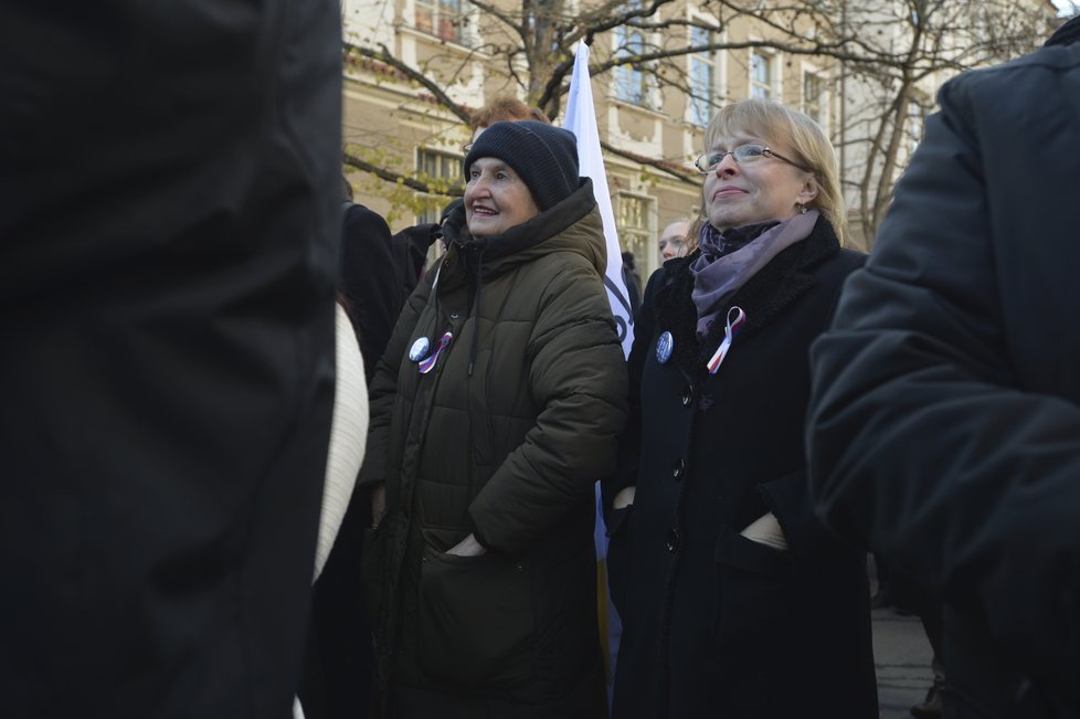 Studentská připomínka 17. listopadu na Albertově: Přišly i Eva Holubová či Hana Marvanová (17. 11. 2018)