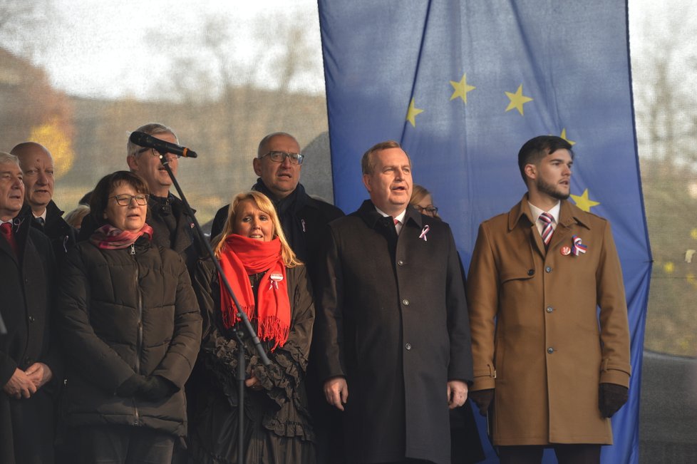 Studentská připomínka 17. listopadu na Albertově: Zpívající rektor UK Tomáš Zima (17. 11. 2018)