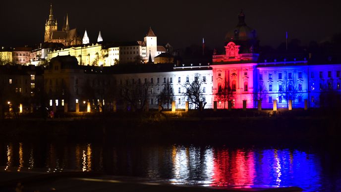 V Praze se před rokem v barvách trikolory rozsvítil i Úřad vlády