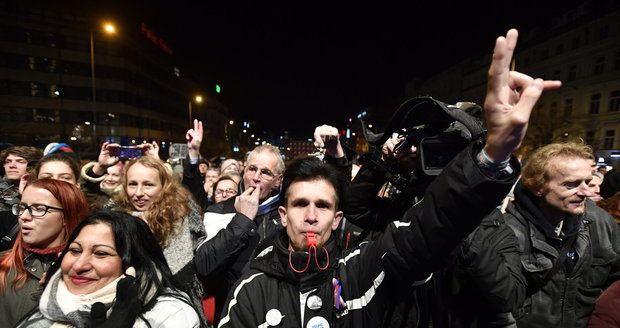 17. listopad: Tisíce lidí na Václaváku, jásot pro Drahoše a vypískaný Okamura