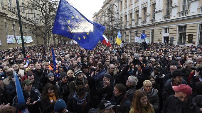 Dvě shromáždění celkem tisíců lidí v Praze připomněla revoluci z listopadu 1989