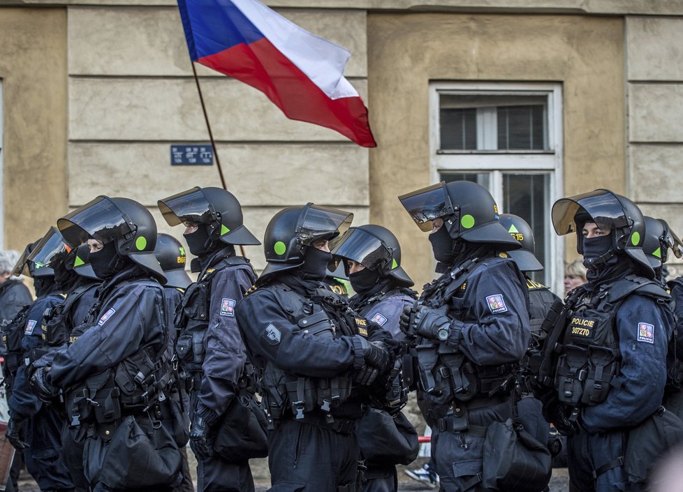 Praha v obležení: Po útocích v Paříži nechtěla policie nic nechat náhodě.