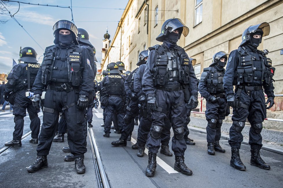 Praha v obležení: Po útocích v Paříži nechtěla policie nic nechat náhodě.