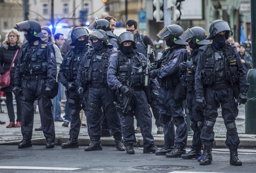 Praha v obležení: Po útocích v Paříži nechtěla policie nic nechat náhodě.