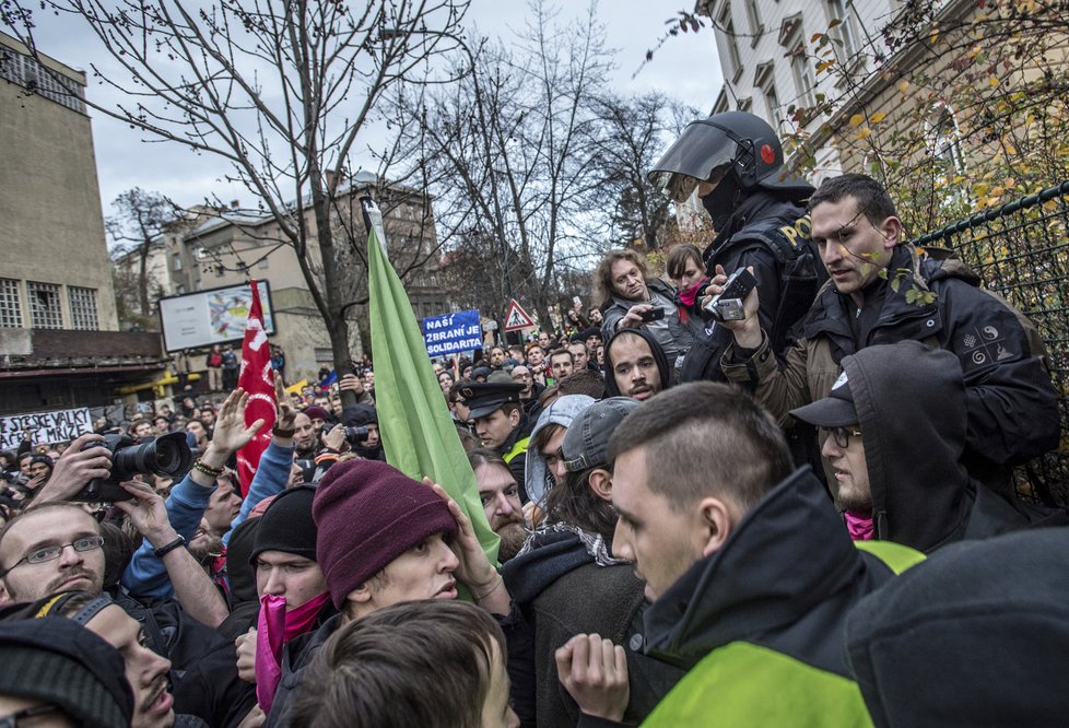 Praha v obležení: Po útocích v Paříži nechtěla policie nic nechat náhodě.
