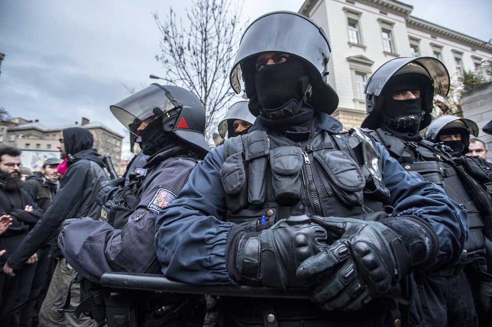 Praha v obležení: Po útocích v Paříži nechtěla policie nic nechat náhodě.