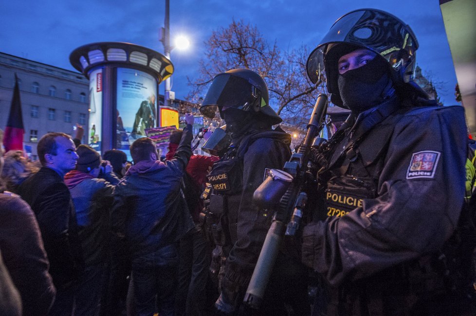 Praha v obležení: Po útocích v Paříži nechtěla policie nic nechat náhodě.