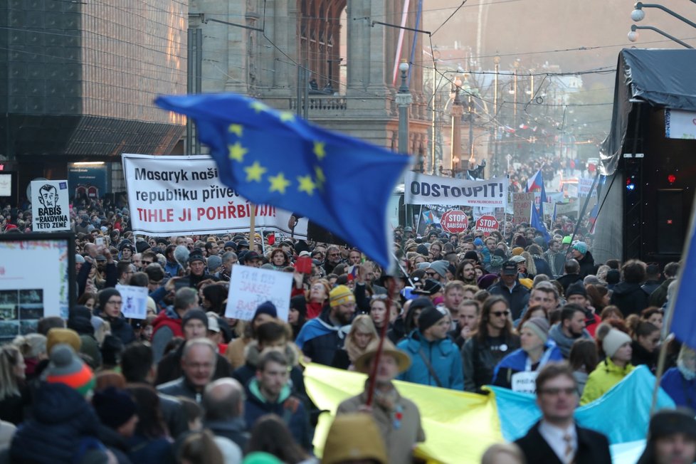 Demonstrace při výročí 17. listopadu na Staroměstském náměstí v Praze (17. 11. 2018)