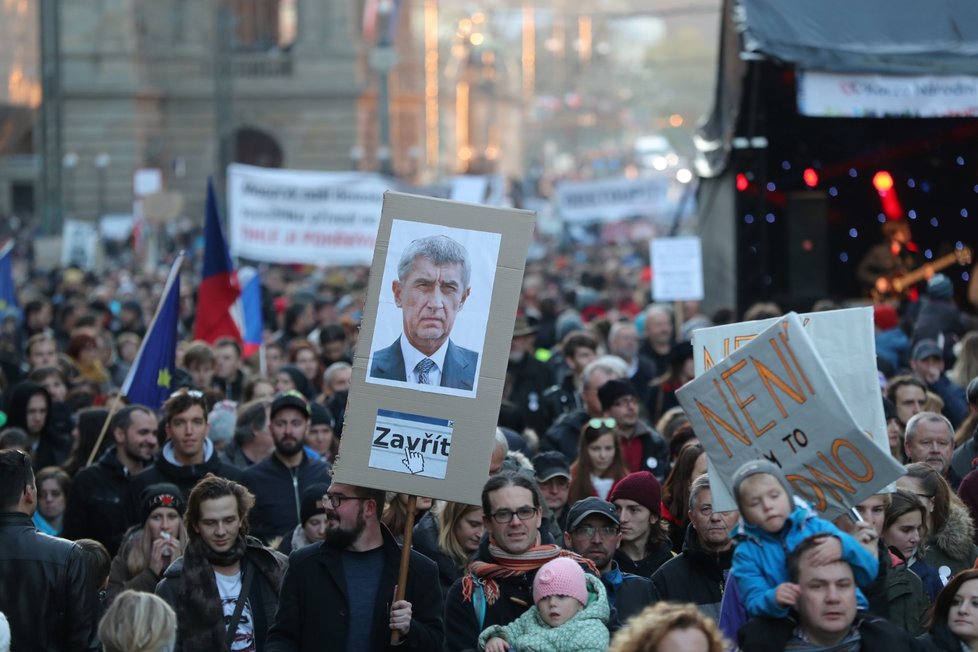Demonstrace při výročí 17. listopadu na Staroměstském náměstí v Praze. (17. 11. 2018)