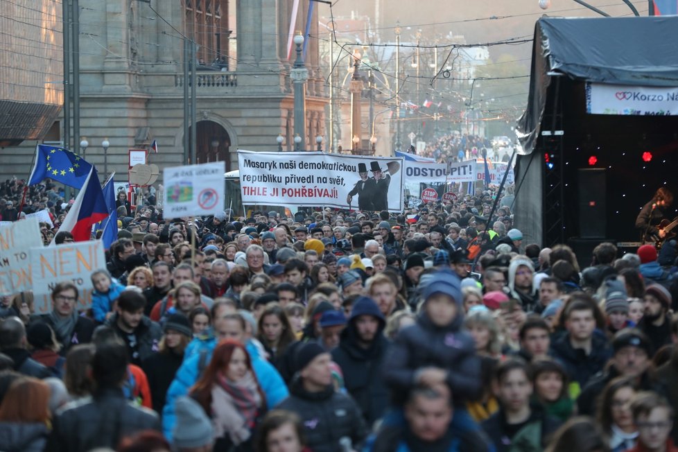 Demonstrace při výročí 17. listopadu na Staroměstském náměstí v Praze. (17.11.2018)