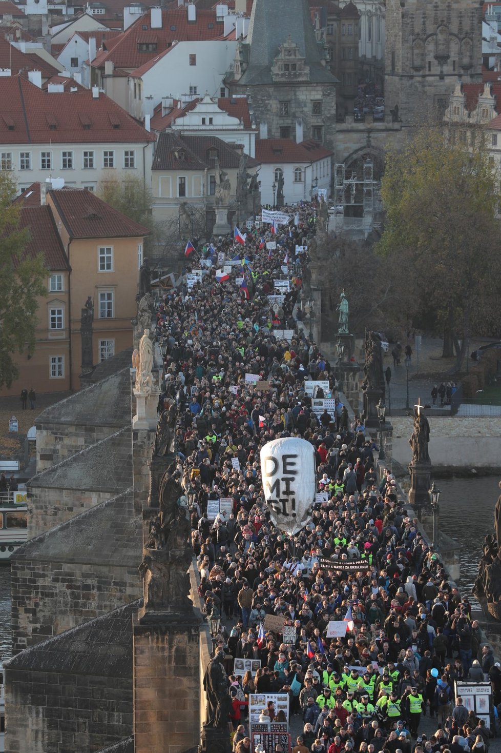 Průvod k výročí 17. listopadu v Praze. (17. 11. 2018)