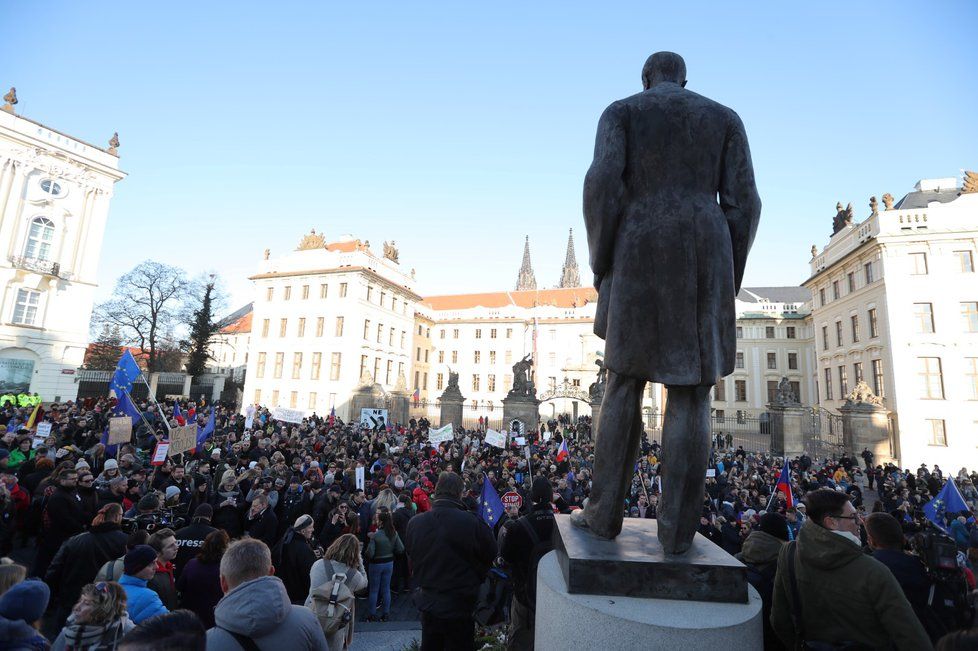 Protesty k výročí 17. listopadu na Hradčanském náměstí v Praze (17.11.2018)