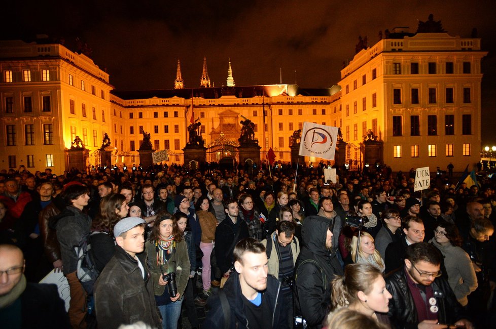 17. listopad 2015: Demonstrace proti prezidentu Zemanovi před Pražským hradem