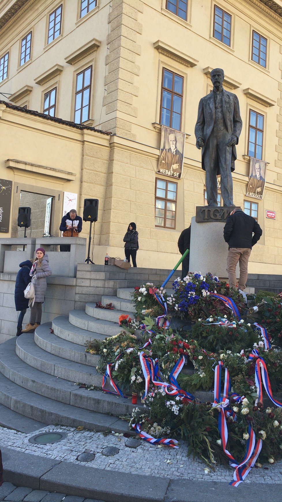 Pražský hrad 17. listopadu 2018 po poledni: Na Hradčanské náměstí byla svolána jedna z demonstrací