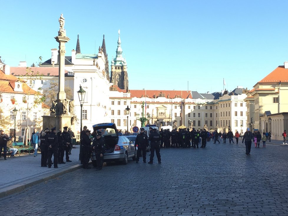 Pražský hrad 17. listopadu 2018 po poledni: Na Hradčanské náměstí byla svolána jedna z demonstrací