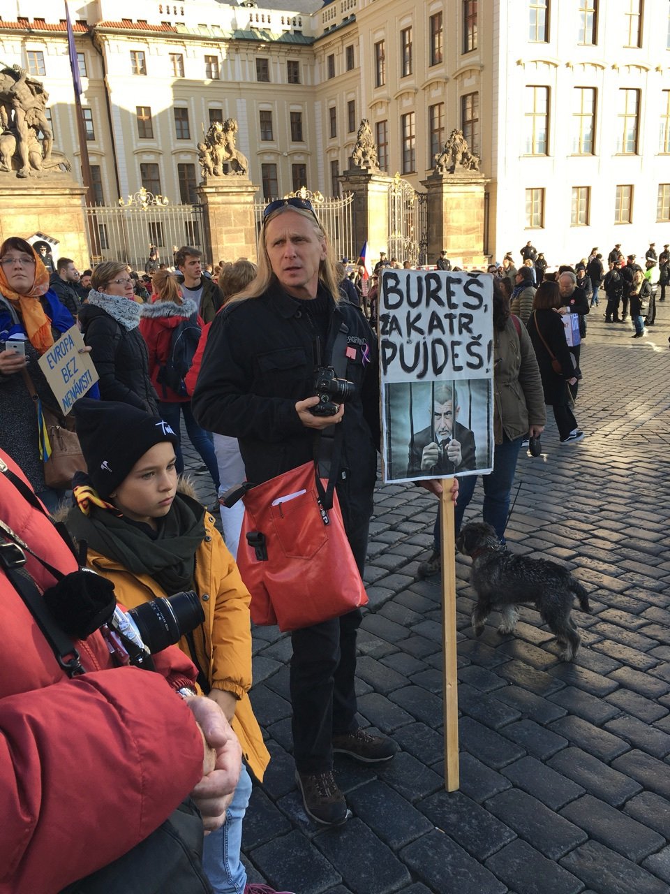 Protest proti Babišovi a Zemanovi na Hradčanském náměstí (17.11.2018)